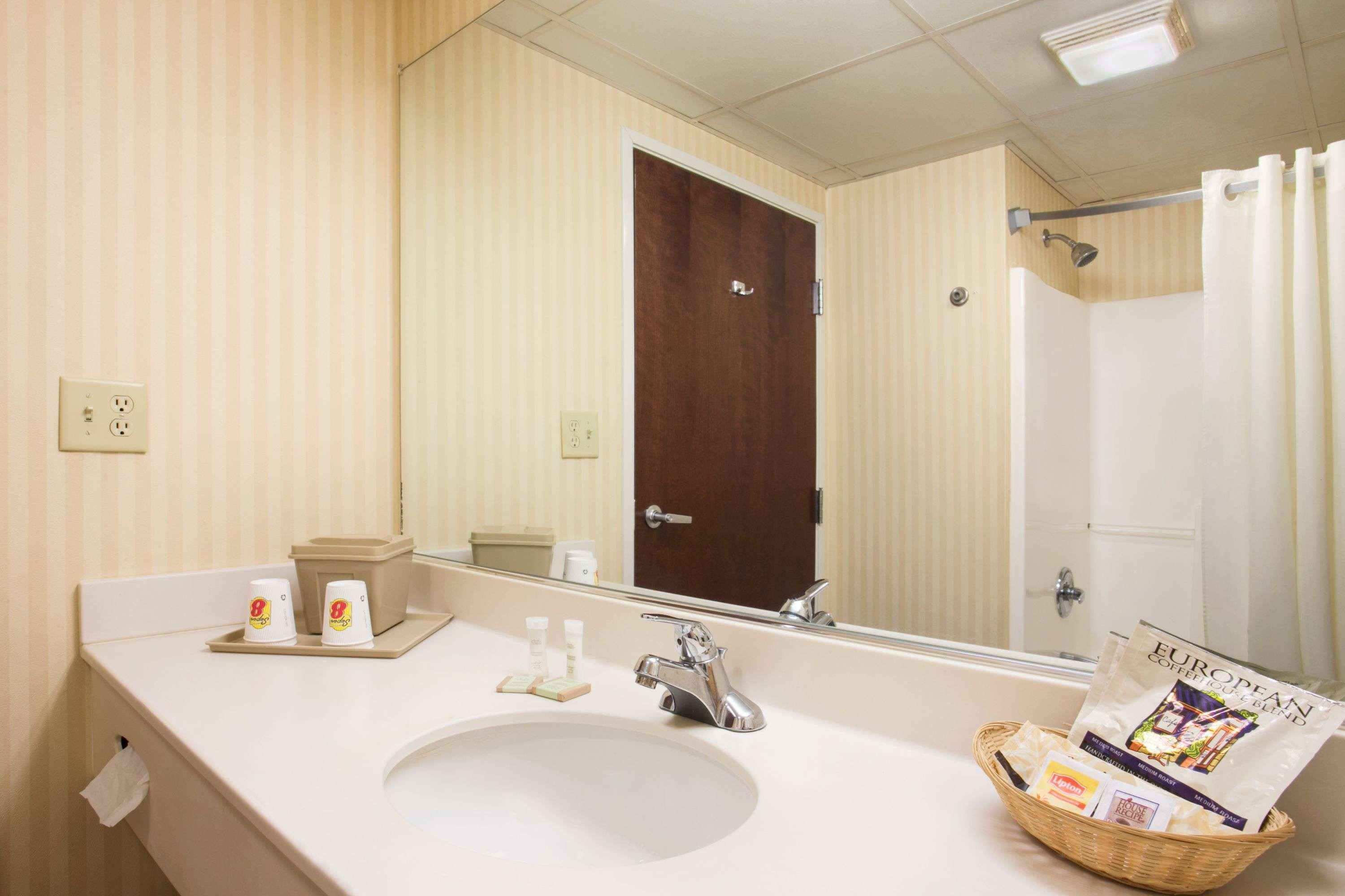 Super 8 By Wyndham Grayville Ngoại thất bức ảnh